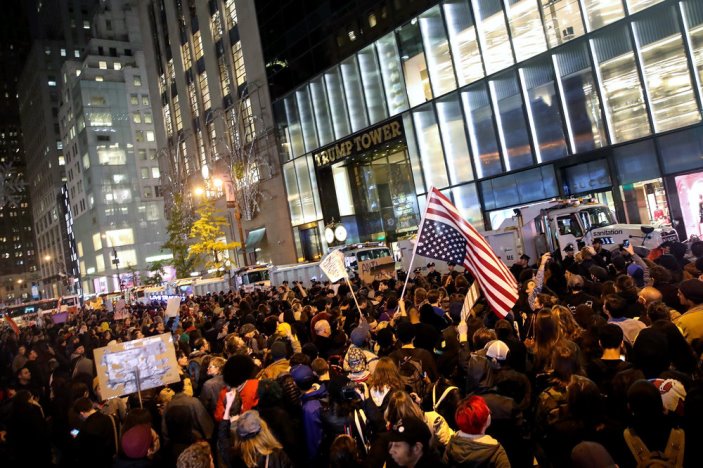 عشرات الآلاف يستعدون للتظاهر في مدن أمريكية للاحتجاج على فوز ترمب (فيديو)
