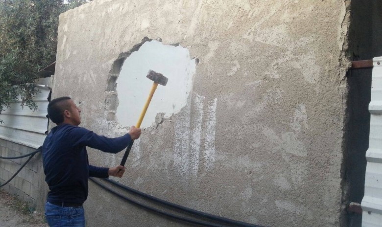 الاحتلال يجبر مقدسيين على هدم متجريهما في بيت حنينا

