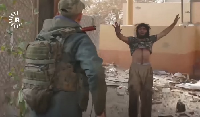 لحظة القبض على  احد عناصر داعش شمال الموصل (فيديو)