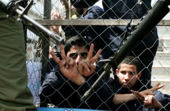 أطفال فلسطنيون أسرى
