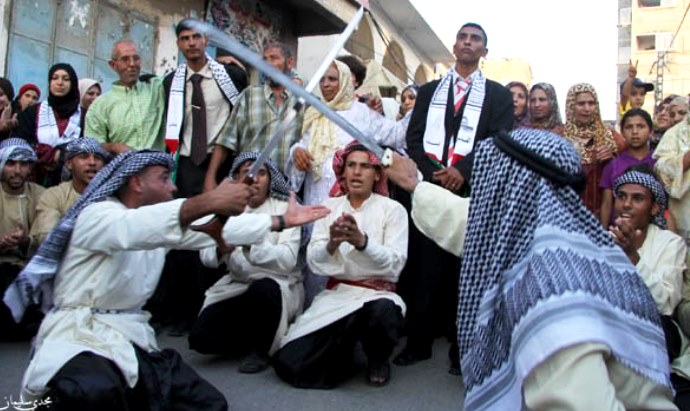 الزواج في فلسطين | العريس يضرب بالبيض  والعروس تعلق العجينة .. وعادات قديمة أخرى
