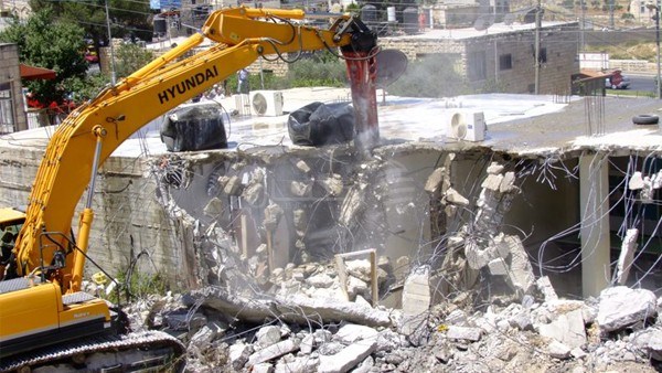 القدس: الاحتلال يهدم مبنى سكنيا دون سابق إنذار للعائلة