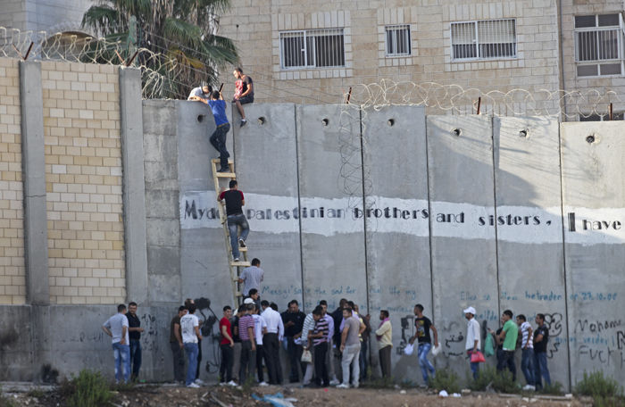 الطريق إلى تل أبيب: أنين الجدار (2)