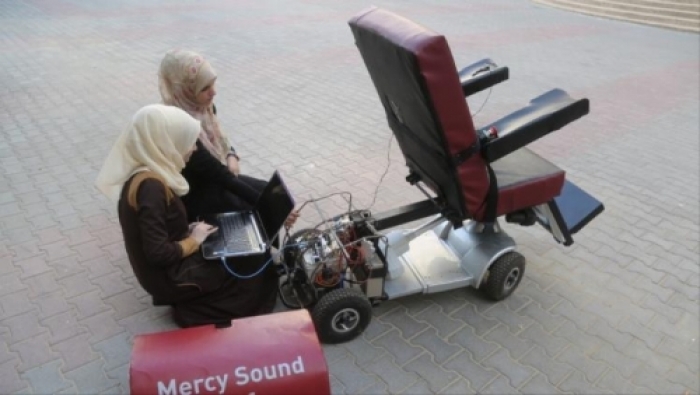 طالبات من غزة يطورن كرسيا متحركا يعمل بالأوامر الصوتية