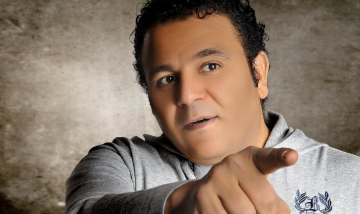 محمد فؤاد يتهم عمرو دياب بسرقة أغانيه (فيديو)