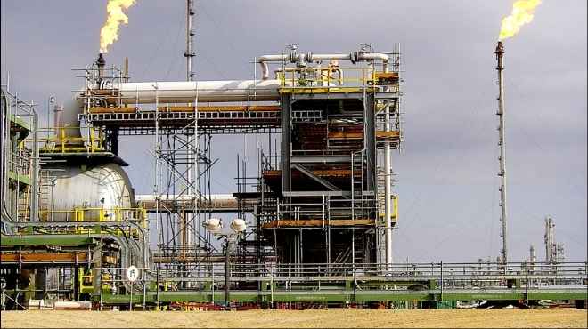 النفط يتراجع.. والسعودية ترفض حضور محادثات مع المنتجين
