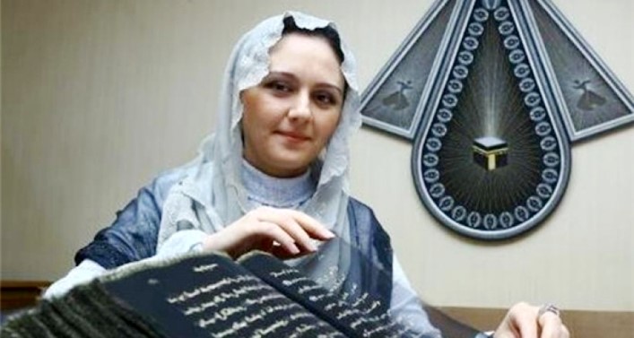 فنانة أذربيجانية تنجز أول مصحف مكتوب على الحرير بالعالم (صور)
