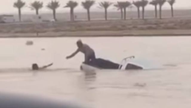فيديو مؤثر.. انتشال جثة شاب غرقت سيارته في السيل وسط صراخ من أخيه