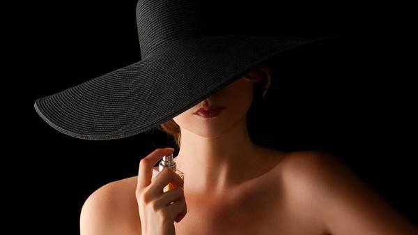 أين يوضع العطر.. إجابة لن تخطر على بالكم؟!
