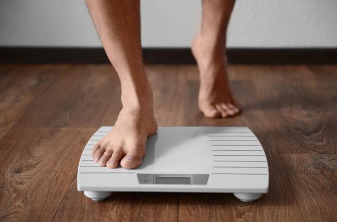 دون أن تعلم.. 5 أخطاء ليلية وراء زيادة وزنك

