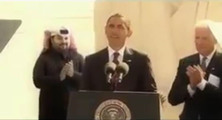 ماذا يفعل هذا الشاب السعودي خلف أوباما؟ (فيديو)
