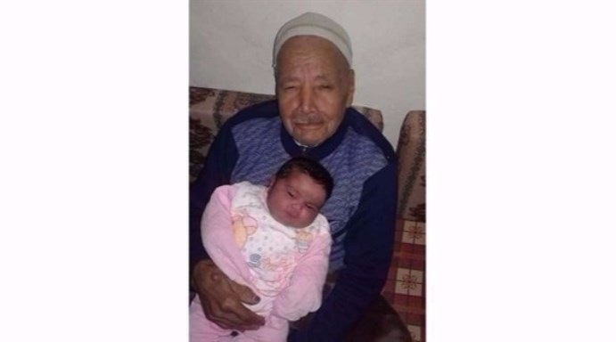 غزة: مُسن تجاوز 85 عاماً.. يرزق بطفلة