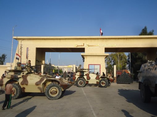 بعد إغلاق دام أسابيع مصر تفتح معبر رفح 
