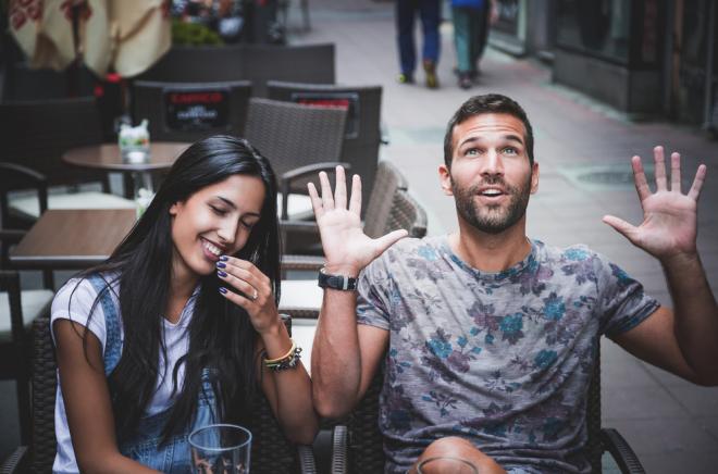 كيف يمكن للرجل قصير القامة أن يعثر على فتاة أحلامه؟

