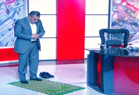 اعلامي يصلي على الهواء: «التليفون رن قطع الصلاة ورد» (فيديو)
