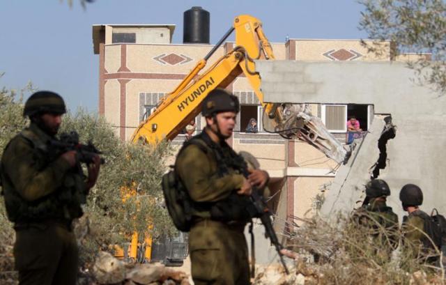 الاحتلال يهدم معرضا للمركبات في القدس

