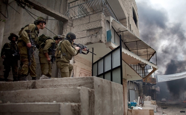 الاحتلال يعتقل شابا