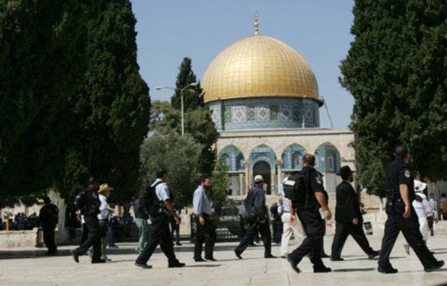 86  مستوطنا وطالبا يهوديا يقتحمون المسجد الأقصى

