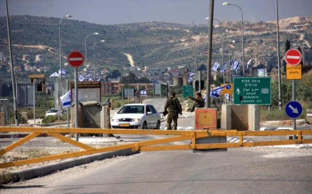 الاحتلال يكثف من حواجزه العسكرية في  الخليل
