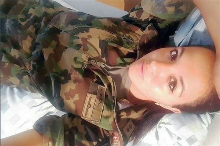 صور سيلفي مثيرة تسببت بأزمة لحسناوات جيش سويسرا