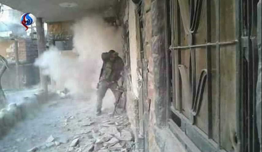 بالصور.. جندي سوري يشعل موقع التواصل الاجتماعي