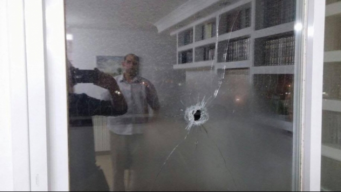 فلسطينيون يطلقون