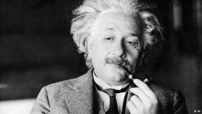 ذكاء اينشتاين.. لغز حير العلماء مثل نظرياته
