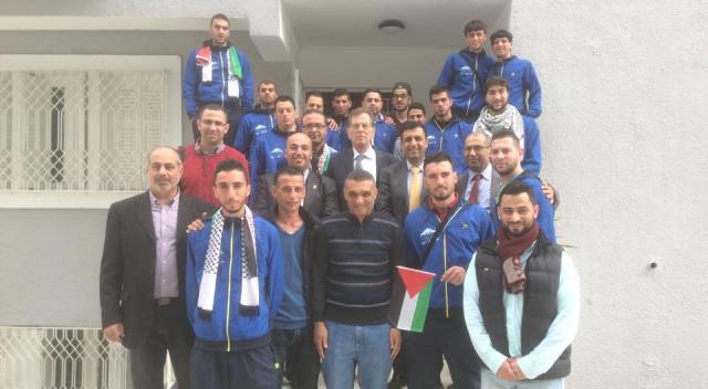 السفير الفلسطيني في تونس يستقبل نادي سنجل