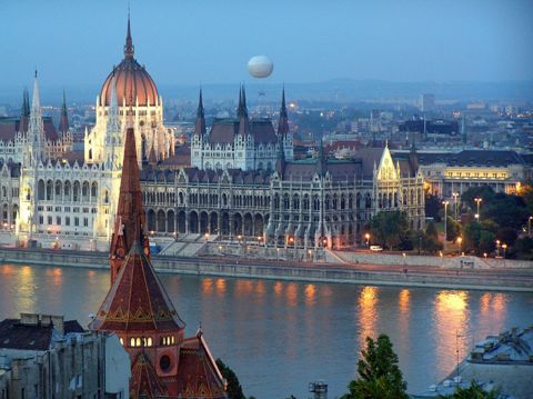 بودابست تعتزم بحث رفع العقوبات عن روسيا
