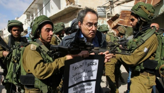 جيش الإحتلال يعتقل ناشطين اسرائيليين مناصرين للفلسطينيين في الخليل