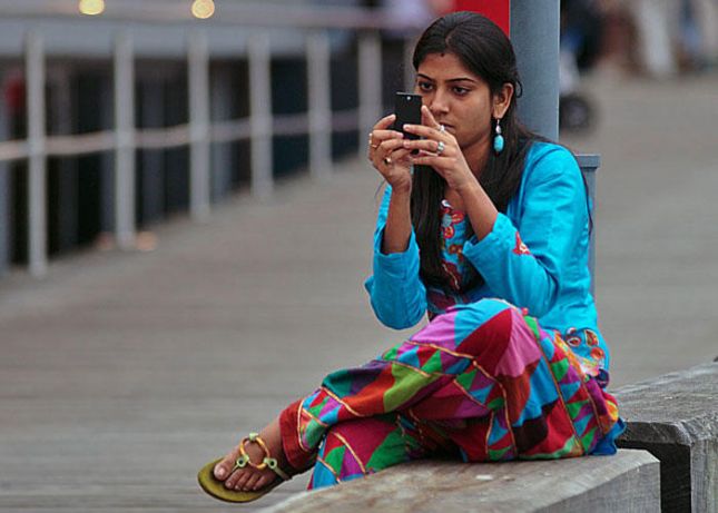 ومن التكنولوجيا ما ضر ولا نفع ! .. الهاتف الخلوي للعازبات في الهند مثالاً 
