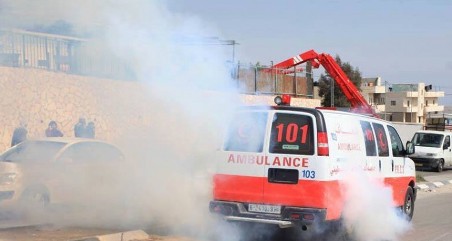 إصابة مسعفين بعد استهداف سيارة إسعاف في بيت لحم