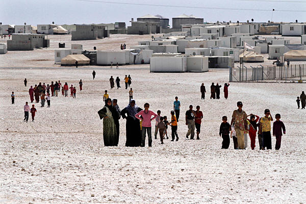 كم لاجئاً سورياً عالقاً على الحدود الأردنية ؟