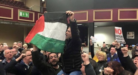إيرلندا: العلم الفلسطيني يرفرف فرحا بفوز نائب بمقعد برلماني (فيديو)