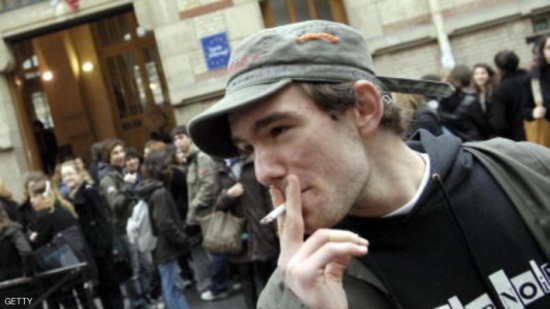 مدارس فرنسية تطالب بالسماح للتلاميذ بالتدخين داخلها