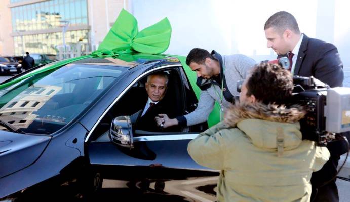 النائب بسام الصالحي يفوز بالسحب على سيارة مرسيدس من جوال (صور)