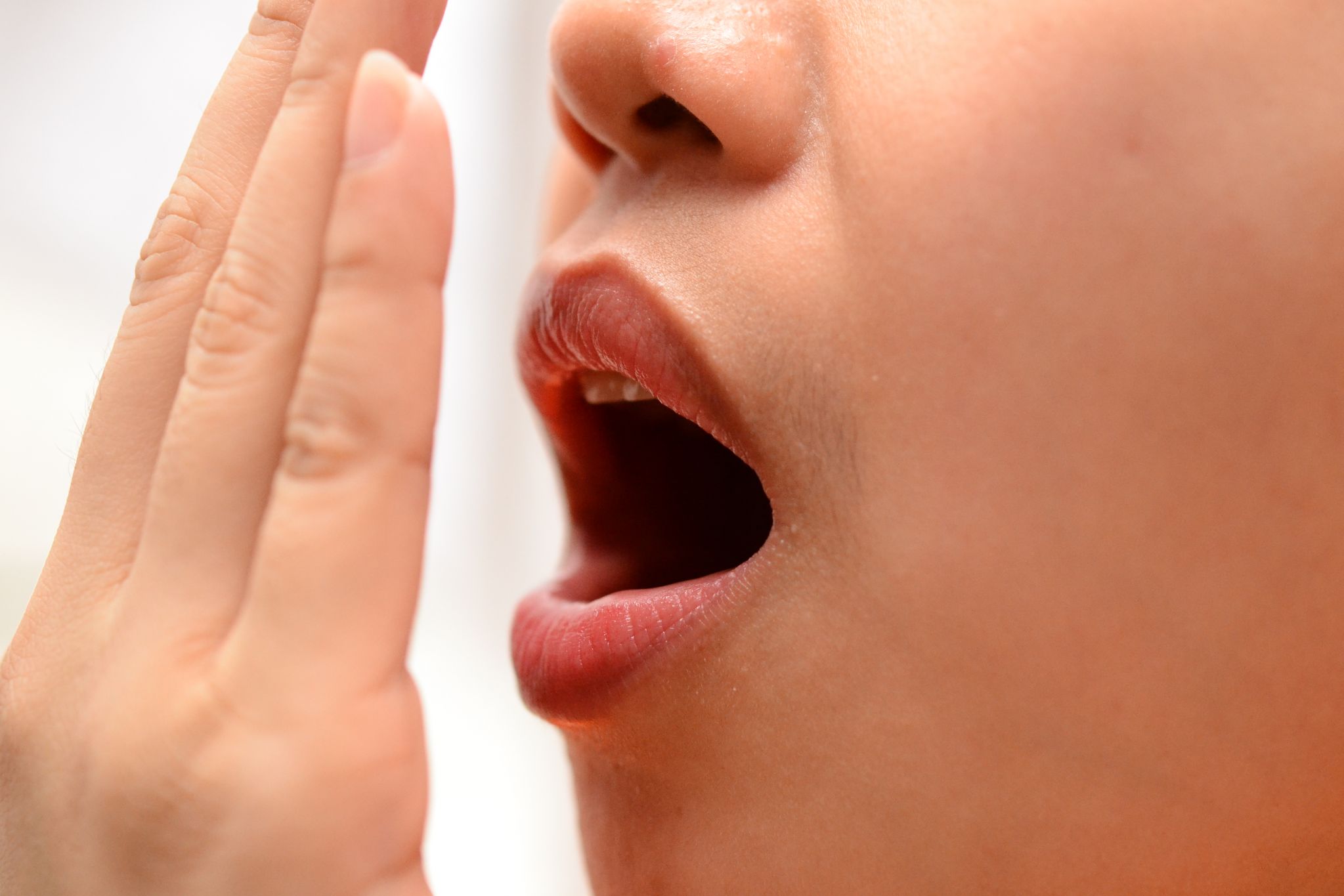طرق طبيعية للتغلب على رائحة الفم الكريهة
