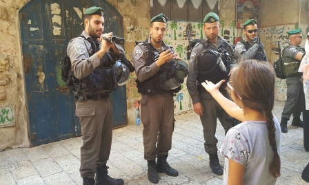 الاحتلال يعتقل طفلة شمال الخليل بزعم حيازتها سكينا
