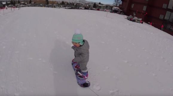 مليون مشاهدة في أسبوع لطفل يتعلم التزحلق على الجليد لأول مرة (فيديو)