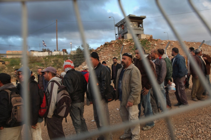 الاحتلال يعتقل 60 عاملا فلسطينيا