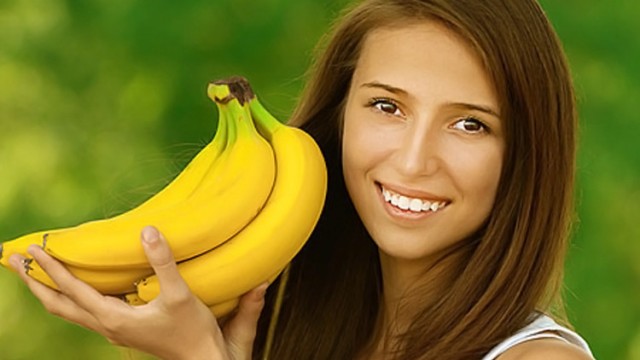 منح النساء مكافأة على تناولهن الموز
