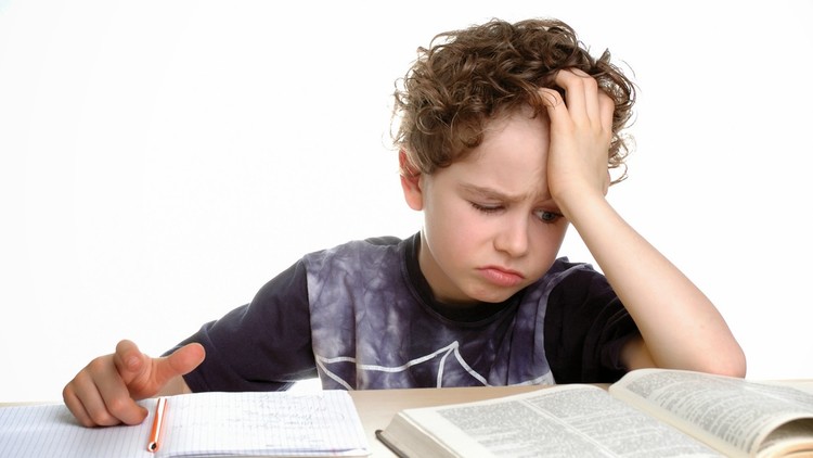 مختصون: الواجبات المدرسية المنزلية تضر بالأطفال والعائلة وهي مضيعة للوقت
