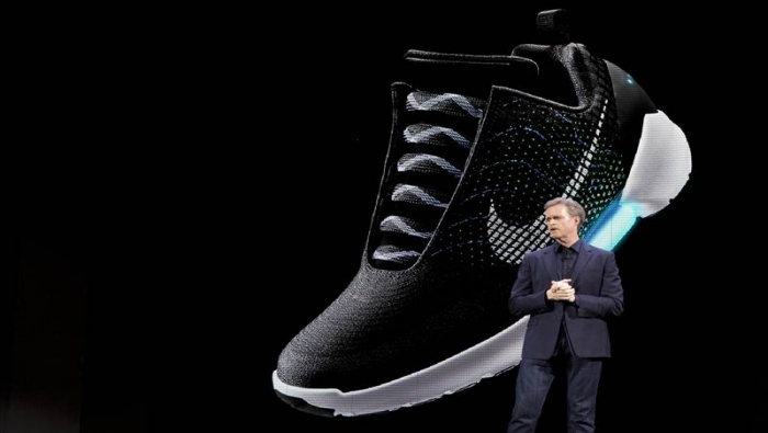 Nike تكشف النقاب عن حذاء يربط نفسه تلقائياً (فيديو)