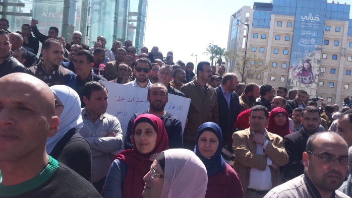 (صور) الاف المعلمين يتظاهرون أمام مجلس الوزراء في مسيرة 