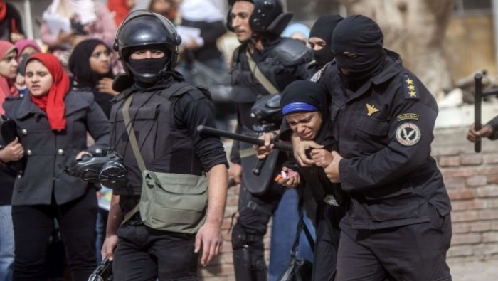 هآرتس: انتهاك حقوق