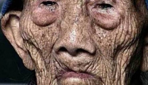 رجل صيني 256 عاما ويتزوج 23 امرأة .. وهذه أسباب طول عمره!
