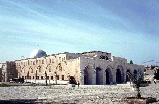 «بيوت الله في الأرض»..