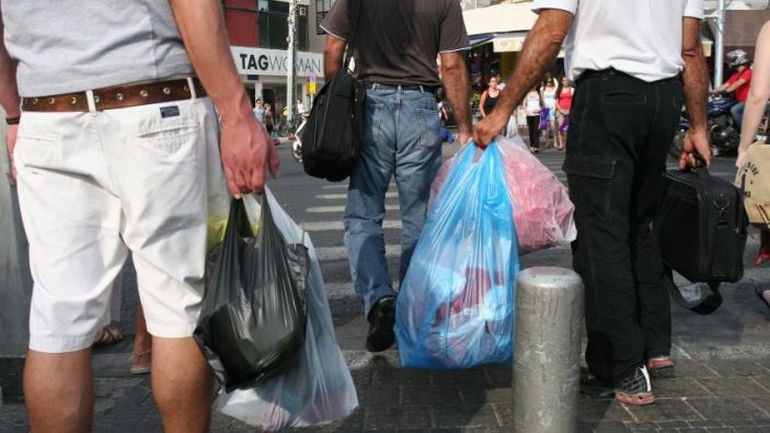 إسرائيل تقول وداعا للأكياس البلاستيكية في 