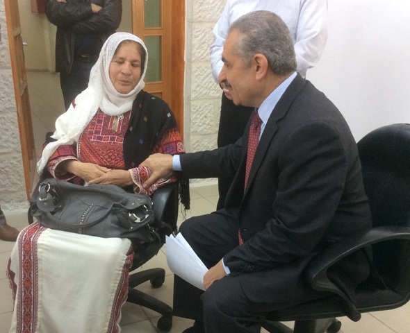 اشتية يكرم الفائزة بجائزة البنك الإسلامي للتنمية للمرأة