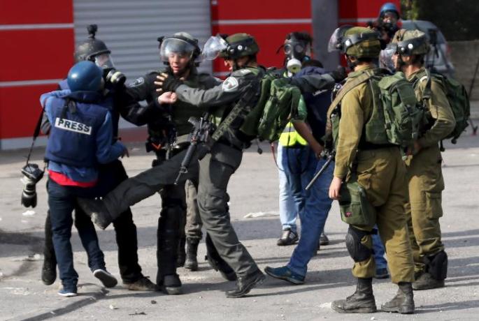 نادي الأسير: 16 صحفياً فلسطينياً في سجون الاحتلال
